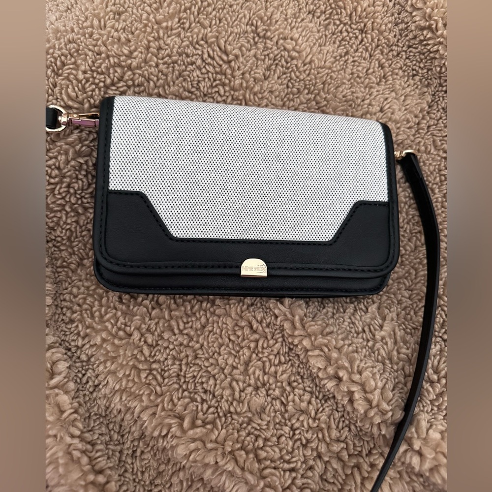 Black and white Nine West small crossbody bag w/ snap and zip closures, EUC